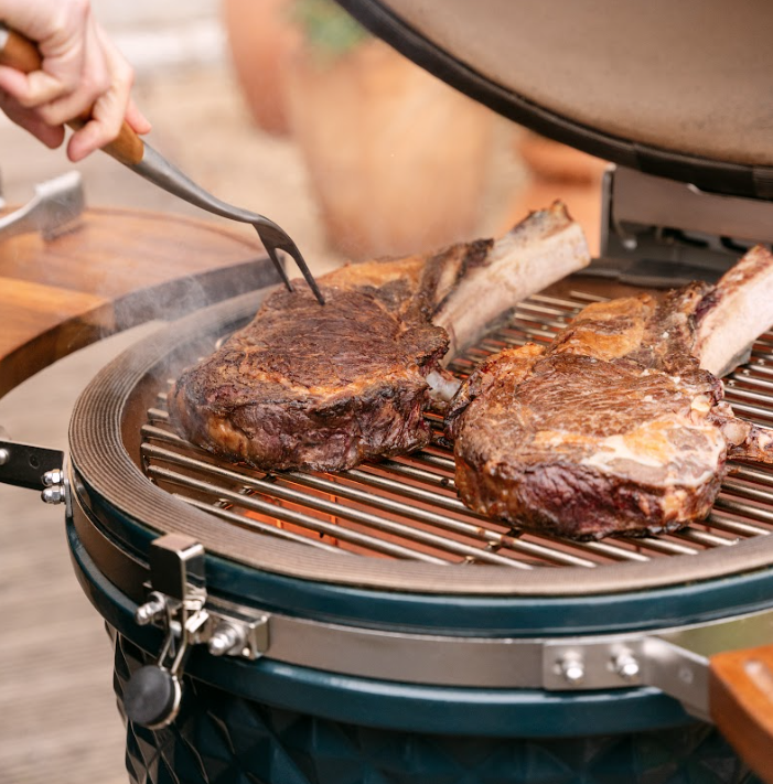côtes de boeuf grillées kamado